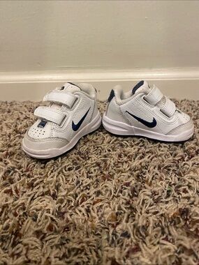 Nike Kids White & Navy Velcro Toddler Sneakers